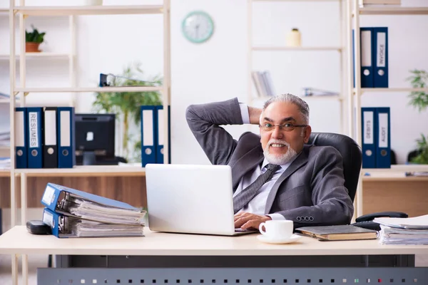 Ancien employé masculin travaillant dans le bureau — Photo