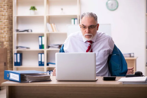 Gammal manlig anställd på kontoret — Stockfoto