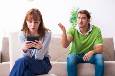 Gadget bağımlılığı konseptinde genç bir çift