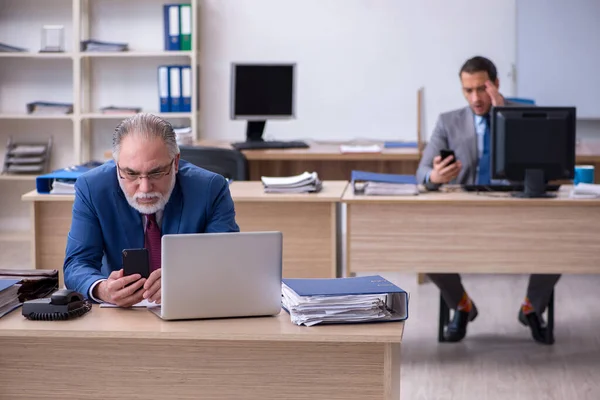 Due dipendenti di sesso maschile che lavorano in ufficio — Foto Stock