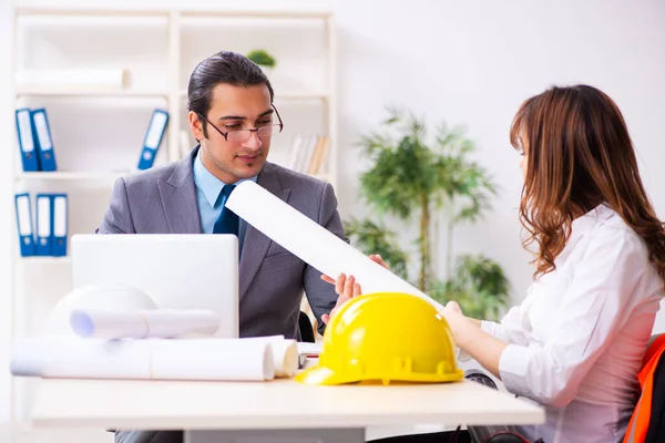 Joven empresario y arquitecta discutiendo nuevo proyecto — Foto de Stock