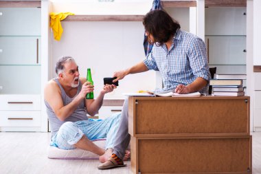 Genç oğul öğrenci ve baba alkolik.