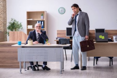 Genç erkek çalışanın işe geç kalması