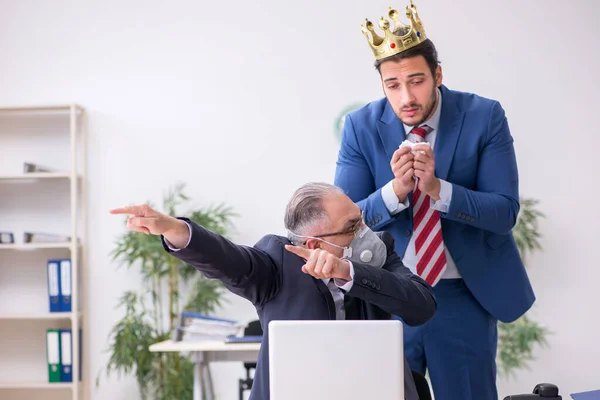 Deux employés sur le lieu de travail pendant la pandémie — Photo