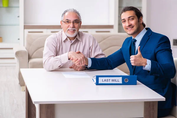 Jovem advogado visitando homem velho no conceito testamento — Fotografia de Stock