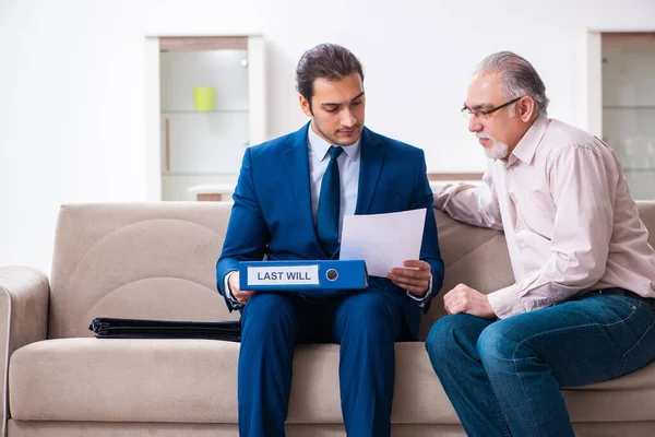 Jonge mannelijke advocaat op bezoek oude man in testament concept — Stockfoto