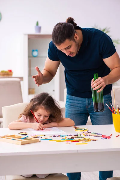 Padre borracho y niña en el interior — Foto de Stock