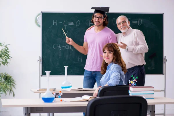 Antiguo profesor de química y dos estudiantes en el aula — Foto de Stock