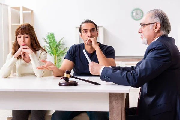 Advogado falando com casal divorciado em casa — Fotografia de Stock