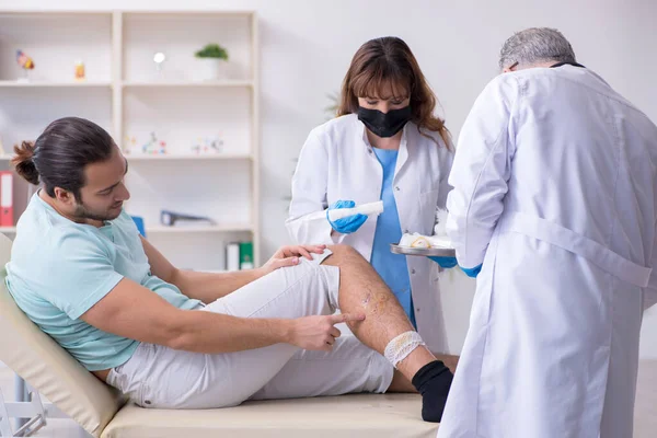 Jonge gewonde man in het ziekenhuis — Stockfoto