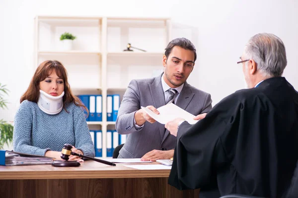 Jonge vrouw in rechtbank met rechter en advocaat — Stockfoto