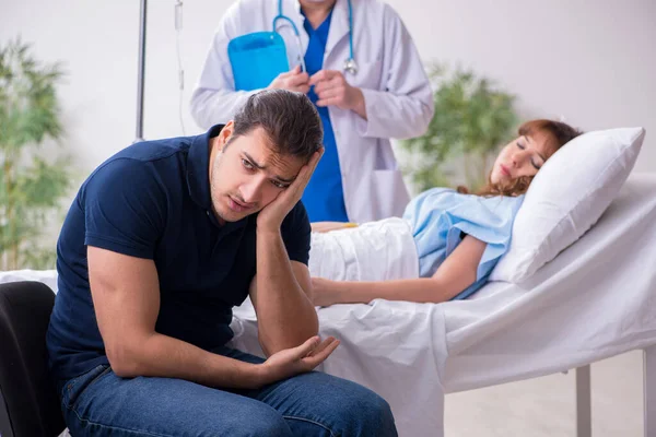 Ung man besöker sjuk fru på kliniken — Stockfoto