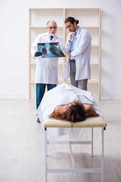 Un coroner de police examine un cadavre à la morgue — Photo