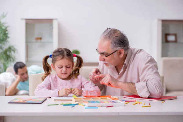 Tre generazioni di famiglia nel concetto di sviluppo precoce — Foto Stock