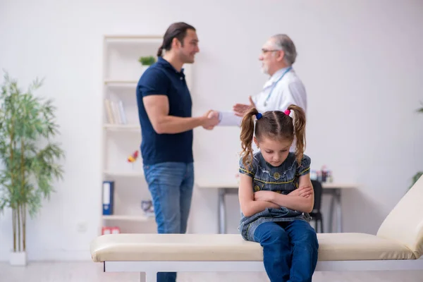 Unge far och hans dotter besöker gammal manlig läkare — Stockfoto