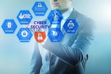 İş adamı tuşuna basılı siber güvenlik kavramı