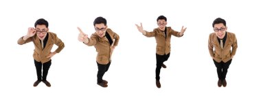 Kahverengi ceketli genç adam beyazın üzerinde izole edilmiş.