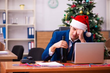 Yılbaşı partisinde ofiste çalışan biri.