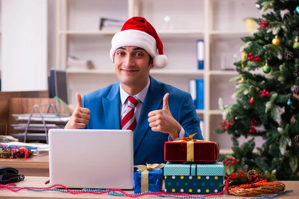 Jovem funcionário do sexo masculino celebrando o Natal no local de trabalho — Fotografia de Stock