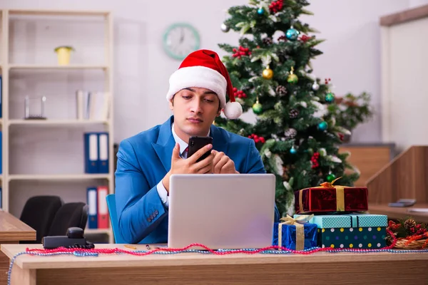 Jovem funcionário do sexo masculino celebrando o Natal no local de trabalho — Fotografia de Stock