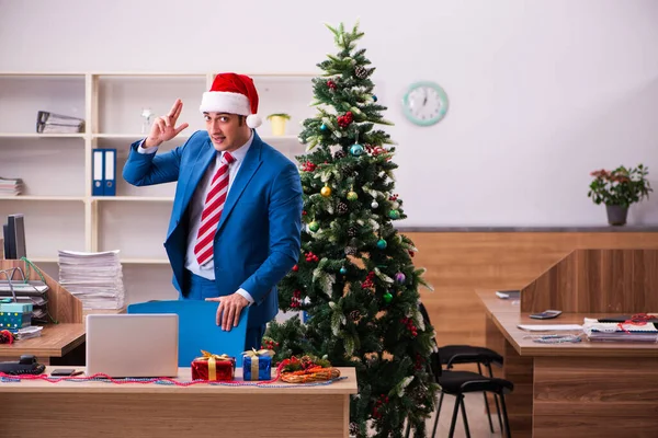 Genç erkek çalışan Noel 'i işyerinde kutluyor — Stok fotoğraf