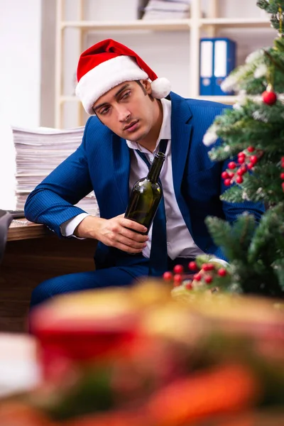 Empregado no escritório durante a festa de Natal — Fotografia de Stock