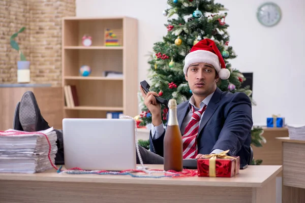 Jeune employé masculin célébrant le nouvel an au bureau — Photo