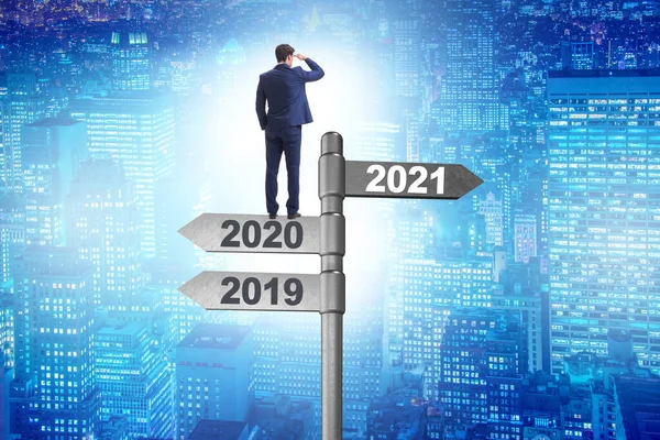 Дорожній знак і бізнесмен з 2020 і 2021 — стокове фото