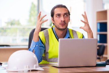 Ofiste çalışan genç erkek mimar.