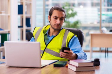 Ofiste çalışan genç erkek mimar.