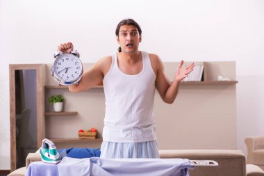 Genç erkek çalışanlar eve geç geliyor.