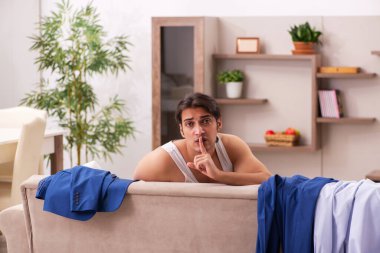 Genç erkek çalışanlar eve geç geliyor.