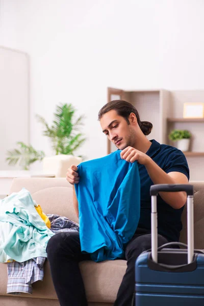 Joven preparándose para el viaje en casa —  Fotos de Stock