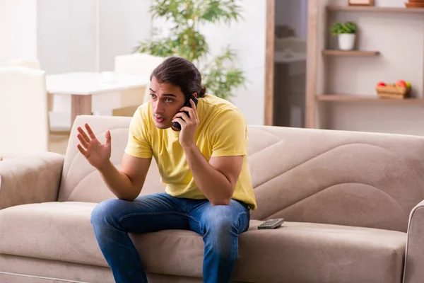 Junger Mann telefoniert zu Hause — Stockfoto