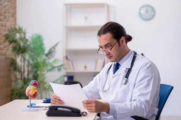 Ung manlig läkare kardiolog arbetar på kliniken — Stockfoto