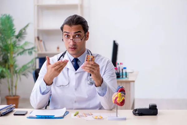 Junger Kardiologe arbeitet in der Klinik — Stockfoto