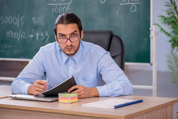 Jonge mannelijke leraar in de klas — Stockfoto