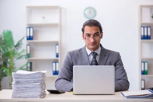 Junge männliche Angestellte unzufrieden mit exzessiver Arbeit im Büro — Stockfoto