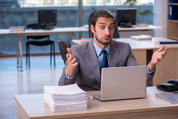 Junge männliche Angestellte im Büro — Stockfoto