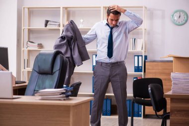 Genç erkek çalışanın işten çıkarılması