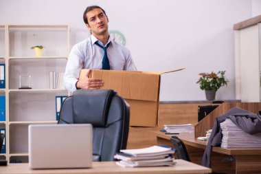 Genç erkek çalışanın işten çıkarılması