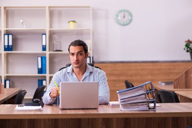 Ofiste çalışan genç bir erkek.