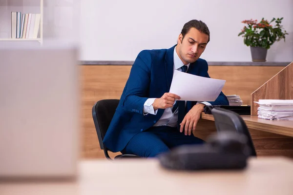 Young male employee working in the office — Stock Photo, Image