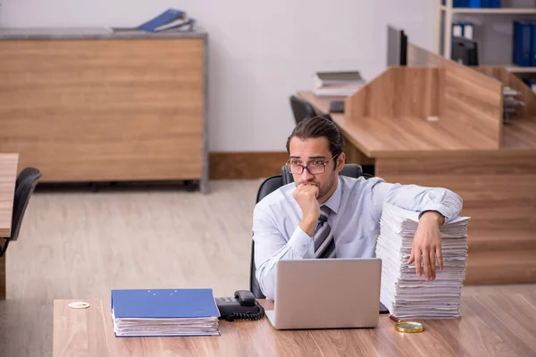 Joven empleado masculino descontento con el trabajo excesivo en la oficina —  Fotos de Stock