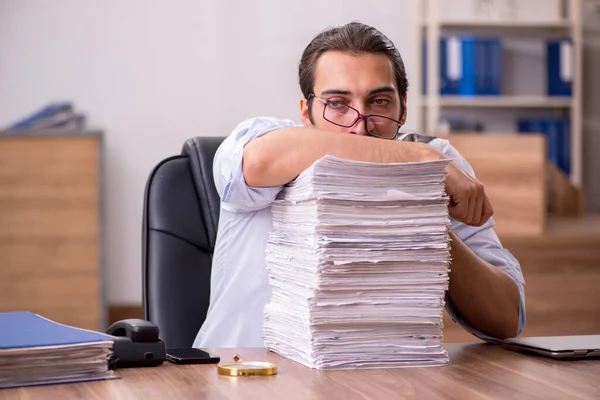 Junge männliche Angestellte unzufrieden mit exzessiver Arbeit im Büro — Stockfoto