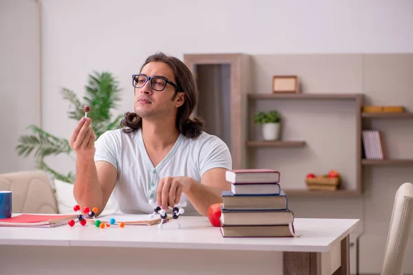 Giovane studente maschio preparazione per gli esami a casa — Foto Stock