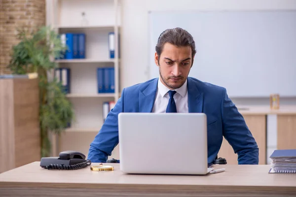 Jonge mannelijke werknemer in rolstoel werkzaam in het kantoor — Stockfoto