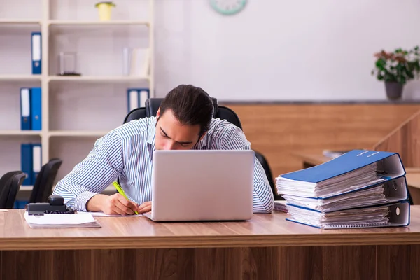 Jeune employé masculin travaillant au bureau — Photo