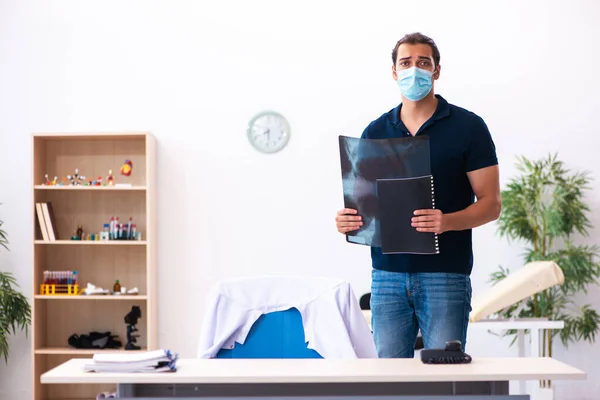 Jeune homme attendant un médecin pendant une pandémie à l'hôpital — Photo