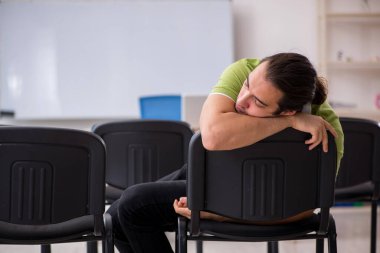 İş sunumu konseptinde genç bir erkek öğrenci